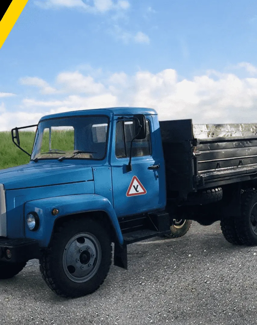 Навчальна вантажівка зі знаком «У» на майданчику